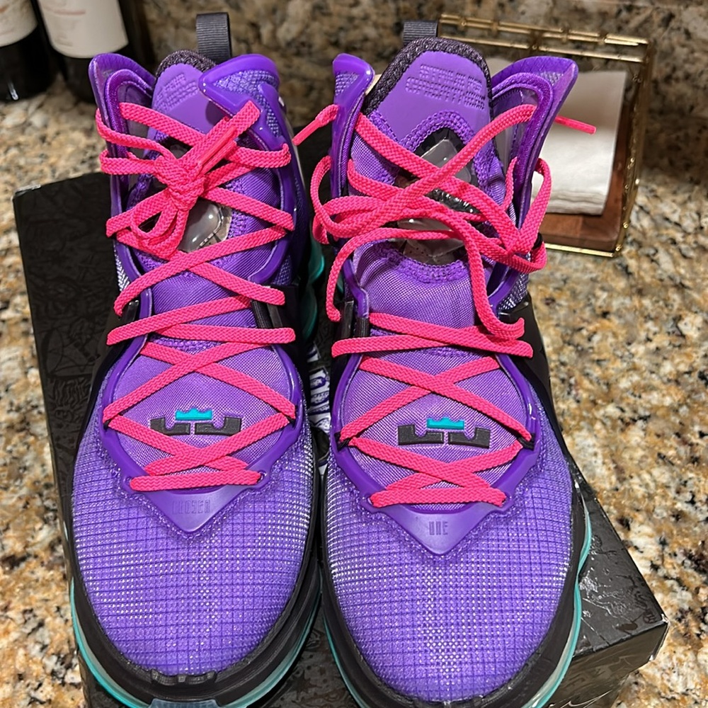 Lebron XIX - Picture 3 of 5